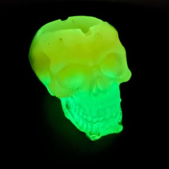 RESIN EPOXY OMbre GLOW IN THE DARK SKULL SHAPED LAMP/ASHTRAY/PLANTER - Picture 1 of 14